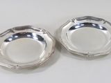 paire de plats plaqués argent sur un fond blanc