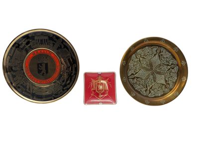 REUNION de deux plateaux ronds en métal et d'un vide-poche "…