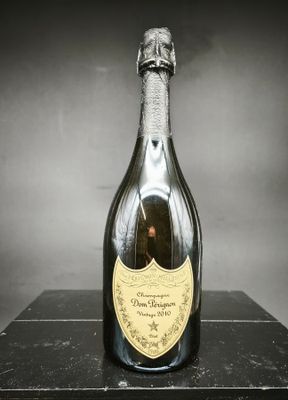 gros plan d'une bouteille de champagne sur une table