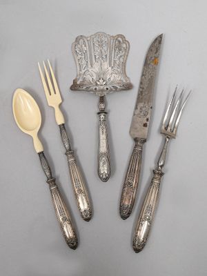 plusieurs types de couverts, notamment un couteau, une fourchette, une cuillère et un repose-cuillère