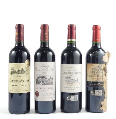 trois bouteilles de vin rouge sont alignées sur une surface blanche