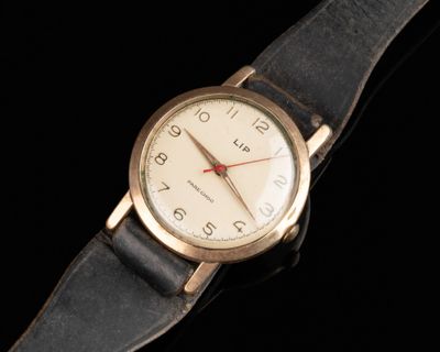 une image d'un gros plan d'une montre-bracelet sur une surface noire