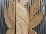 un gros plan sur un paravent en bois orné de feuilles