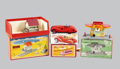 trois voitures jouets qui sont assises l'une à côté de l'autre
