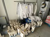 de nombreuses paires de chaussures alignées dans une pièce
