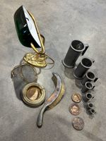 Palette se composant d'une lampe de notaire, trois médailles…