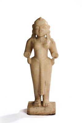 une image représentant une statue de femme debout au sommet d'un bloc de pierre