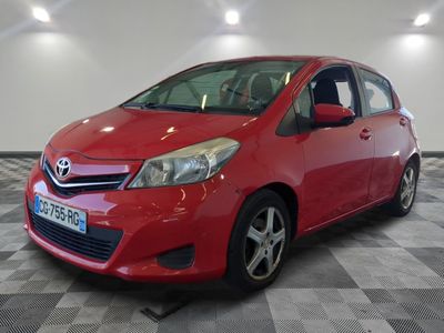 la toyota yaris rouge est garée sur un sol en damier