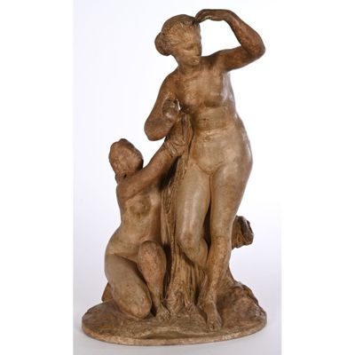 SUJET en terre cuite pleine représentant 2 femmes dénudées s… - Photo 1