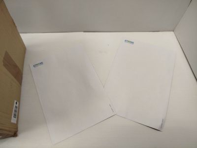 deux feuilles de papier posées sur une boîte en carton