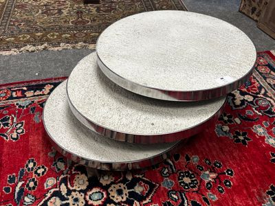 trois assiettes empilées les unes sur les autres sur un tapis