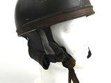 un casque posé sur la tête d'un mannequin, sur une surface blanche