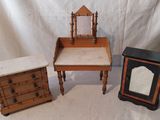 trois meubles miniatures en bois, dont une commode, un miroir et un tabouret
