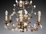 une image représentant un lustre orné de fleurs et de bougies