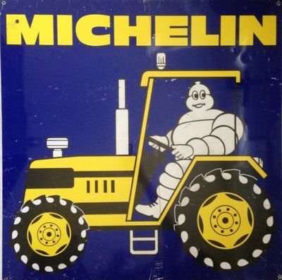 une photo d'une enseigne « Michel Michel » accrochée à un mur