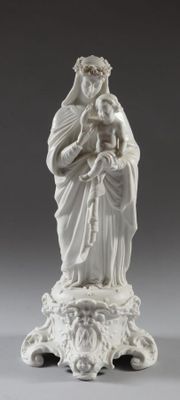 l'image d'une statue représentant une femme tenant un enfant dans ses bras