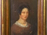 un tableau représentant une femme en robe marron, dans un cadre en bois