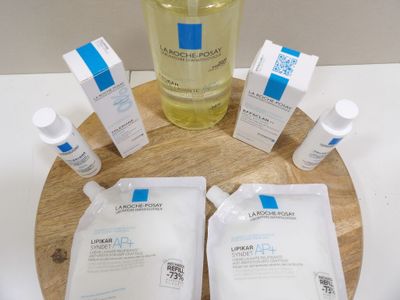 un flacon de lotion posé sur un plateau en bois