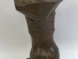 sculpture représentant un torse féminin posé sur un socle