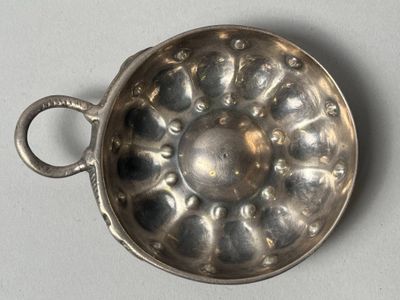 Tastevin ou Tasse à vin en argent, le corps repoussé de cupu… - Photo 1