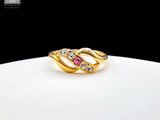 une image représentant une bague en or avec une pierre rose au centre