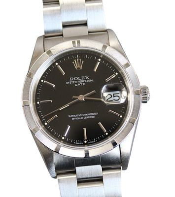 une photo d'une montre-bracelet en acier inoxydable avec un cadran noir