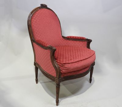 une vieille chaise avec une assise rembourrée rouge et un cadre en bois