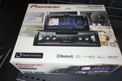 La boîte est ouverte et prête à être utilisée pour le nouvel autoradio.