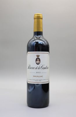 une bouteille de vin rouge posée sur une table blanche