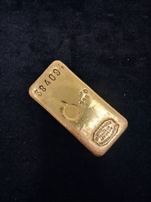 un lingot d'or posé sur un tissu noir