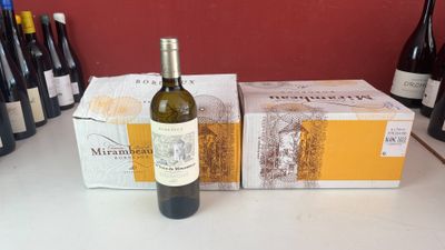 plusieurs bouteilles de vin sont alignées sur une table