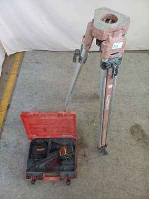 une boîte à outils rouge contenant des outils, à côté d'une autre boîte à outils rouge