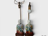 paire de figurines chinoises anciennes avec des lampes sur des socles