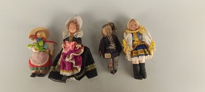 Lot de 4 petites poupées