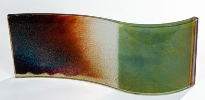 un gros plan d'une plaque de verre posée sur une surface blanche
