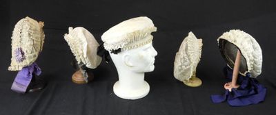 Plusieurs chapeaux sont alignés sur une tête de mannequin