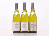 trois bouteilles de vin posées sur une table