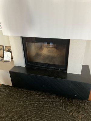 une cheminée surmontée d'un téléviseur à écran plat