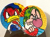 deux assiettes ornées de personnages de dessins animés posées sur une table