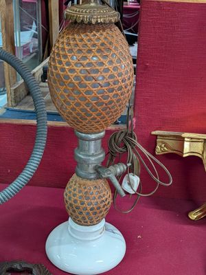 une lampe posée sur une table devant un miroir