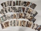 beaucoup de vieilles cartes postales sur la table