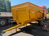 un camion-benne jaune garé sur un parking