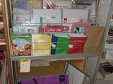 une étagère sur laquelle sont disposés de nombreux objets de toutes sortes