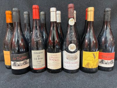 plusieurs bouteilles de vin sont alignées sur une table