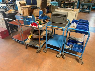 un chariot bleu posé au milieu d'une pièce