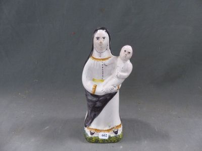 une figurine représentant une femme tenant un bébé dans ses bras