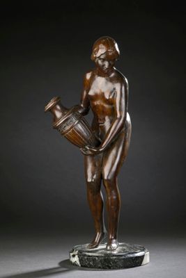 une statue en bronze représentant une femme tenant un vase, posée sur un socle en marbre