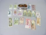 une grosse somme d'argent posée sur une table à côté d'un récipient rempli de pièces de monnaie