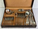 many spoons and spoon spoons in a wooden box