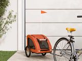 un vélo avec une remorque attelée, à côté d'une remorque de vélo